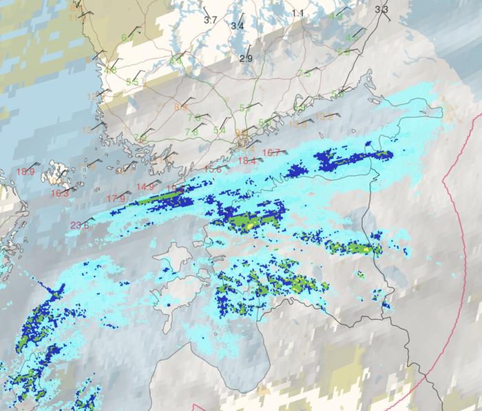 Satelliittikuva, sadetutka ja tuulenpuuskat 26.2. klo 8 Lumisade on Suomenlahdella. Sen ja Suomen rannikon alueella tuuli on voimakkaan puuskaista.